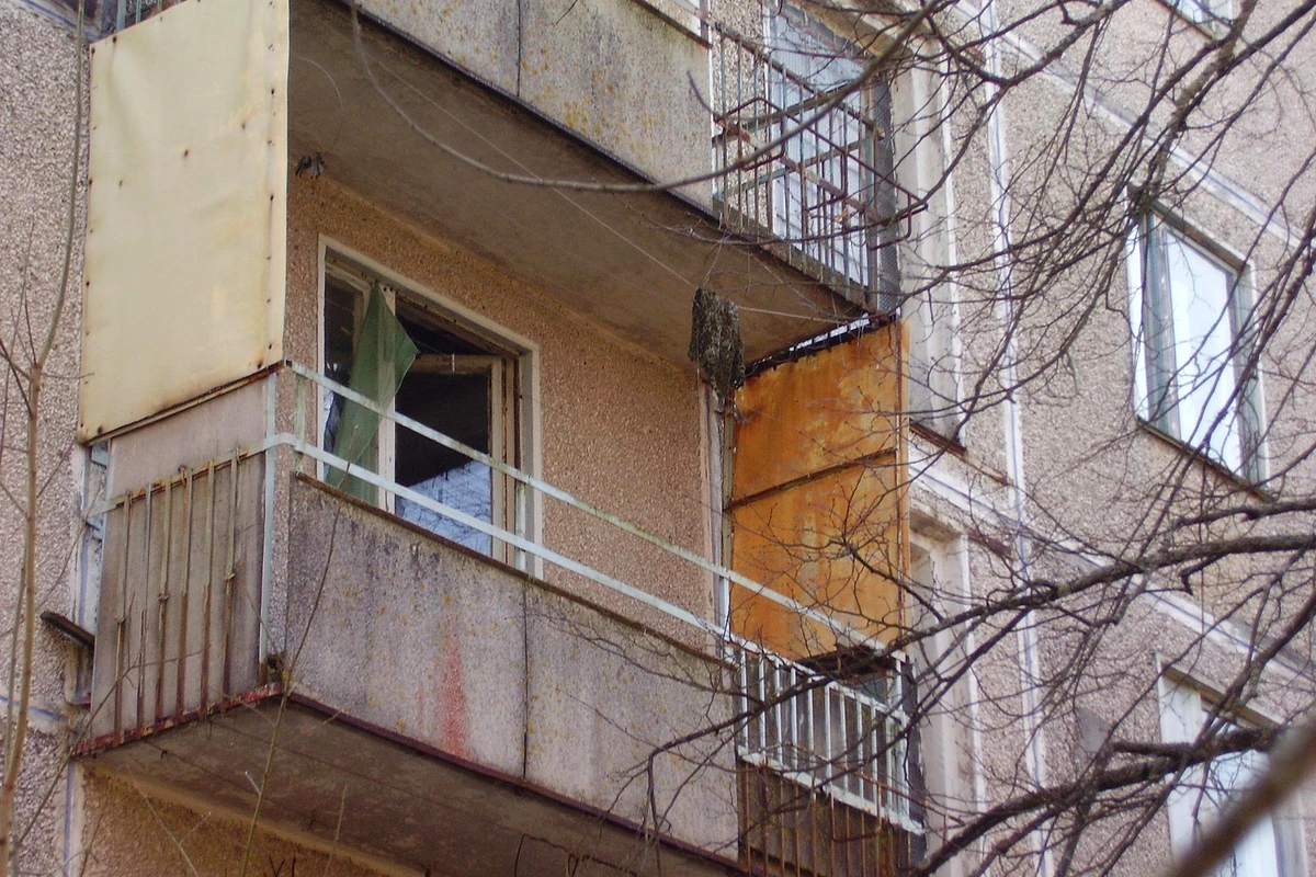 Голую 90-летнюю пенсионерку со связанными ногами выбросили с 11-го этажа