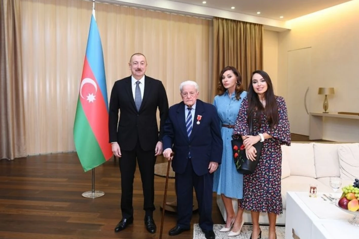 Ильхам Алиев вручил Алибабе Мамедову орден Шараф - ФОТО