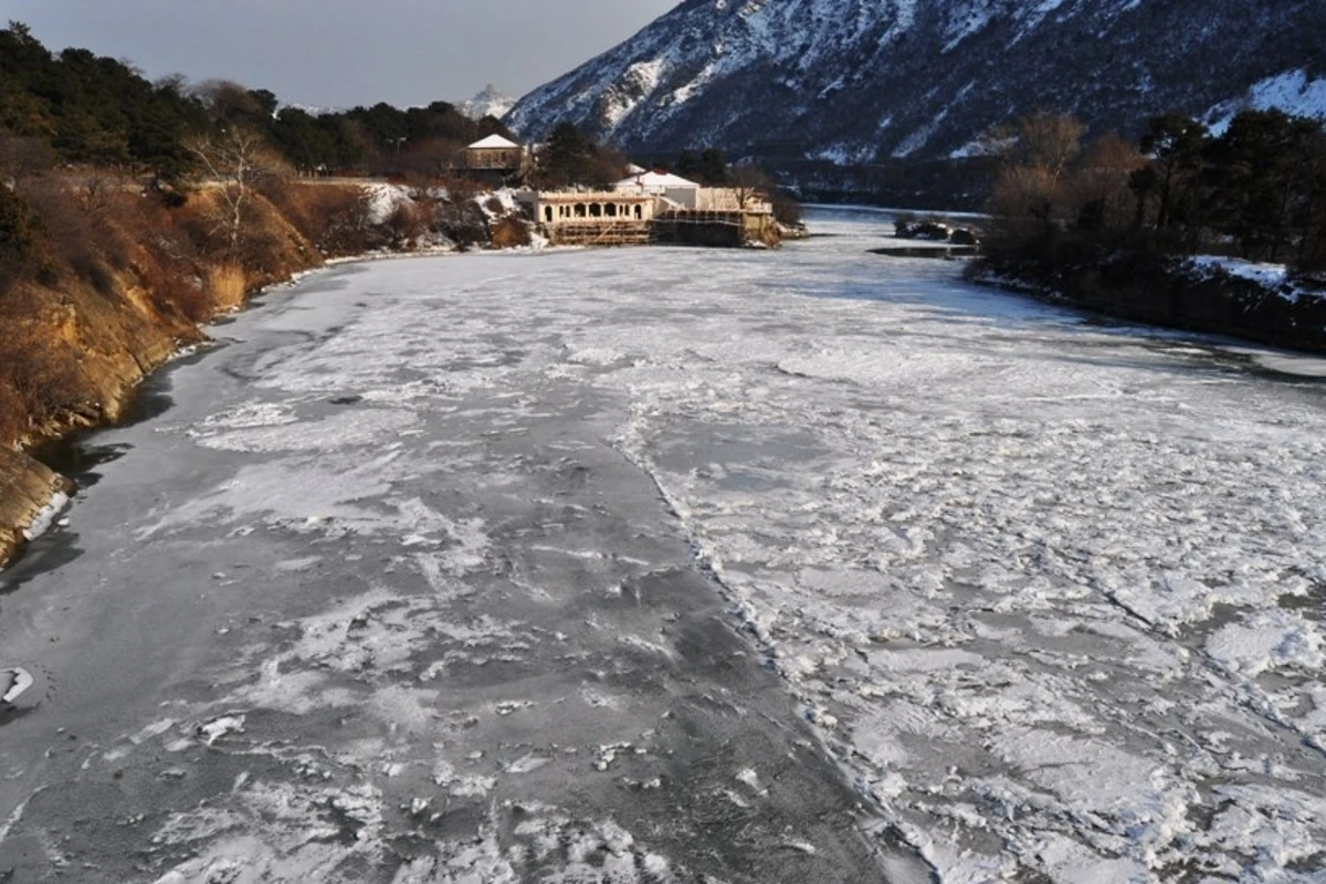 Kür çayı buz bağladı
