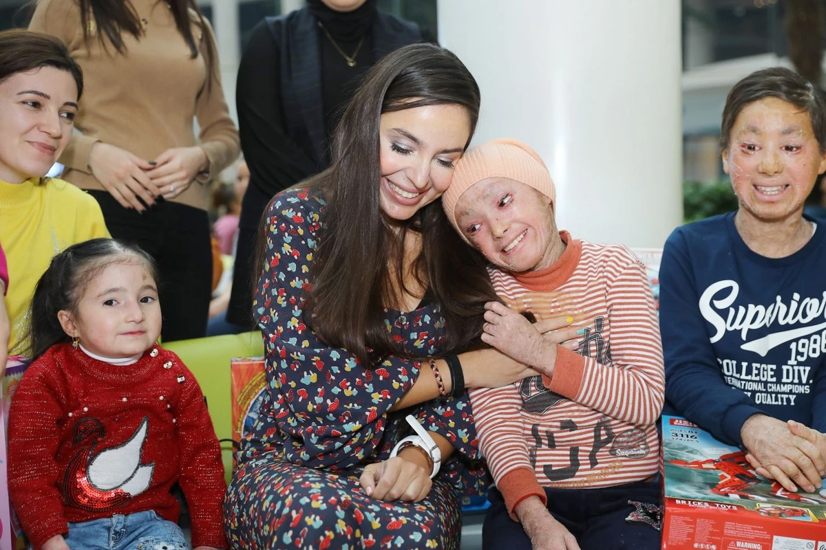 Leyla Əliyeva müxtəlif xəstəlikdən əziyyət çəkən uşaqlarla görüşüb - FOTO