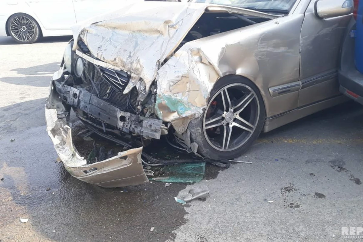 Mingəçevirdə ağır qəza: “Mercedes” TIR-a çırpıldı - VİDEO
