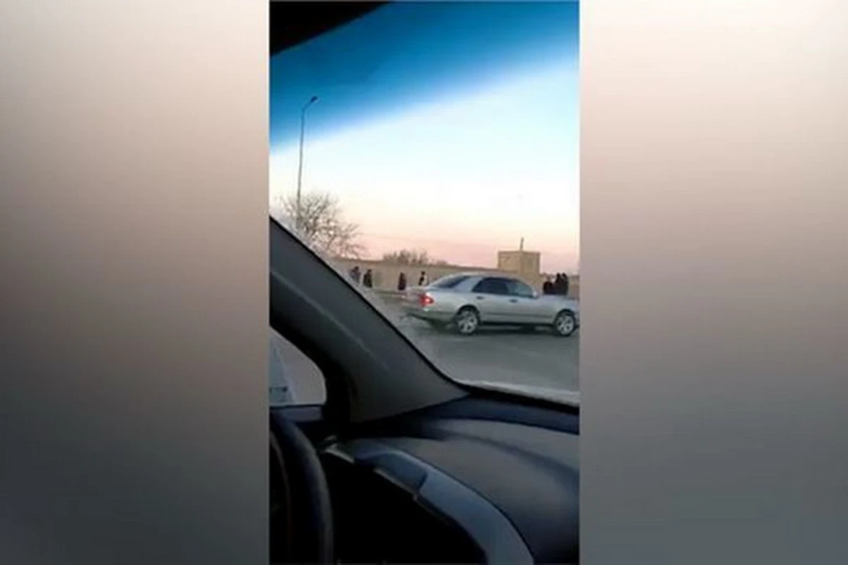 Тяжелое ДТП в Мингячевире: легковой Mercedes врезался в многотонный грузовик - ВИДЕО