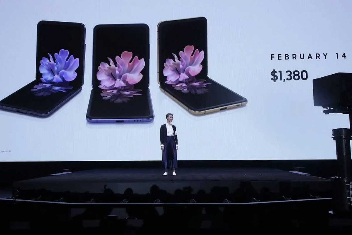 Samsung представил новый гибкий смартфон - ВИДЕО