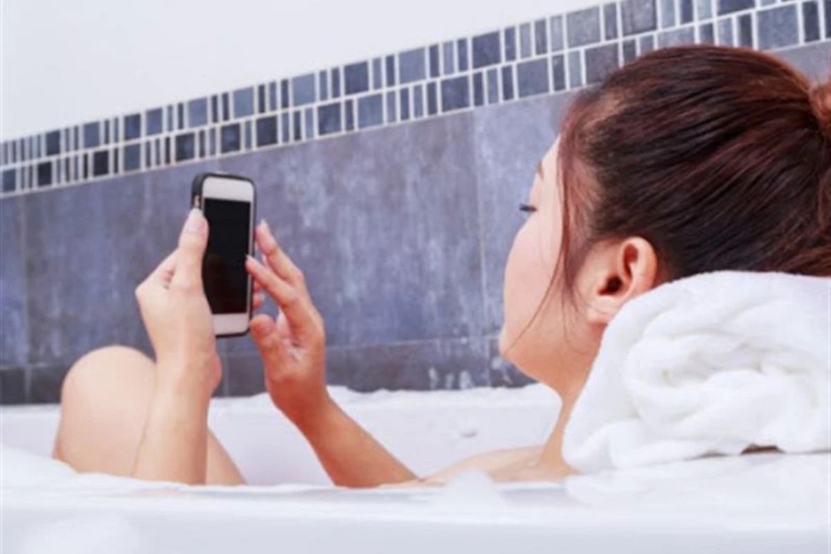 15 yaşlı məktəbli qız telefonun qurbanı oldu
