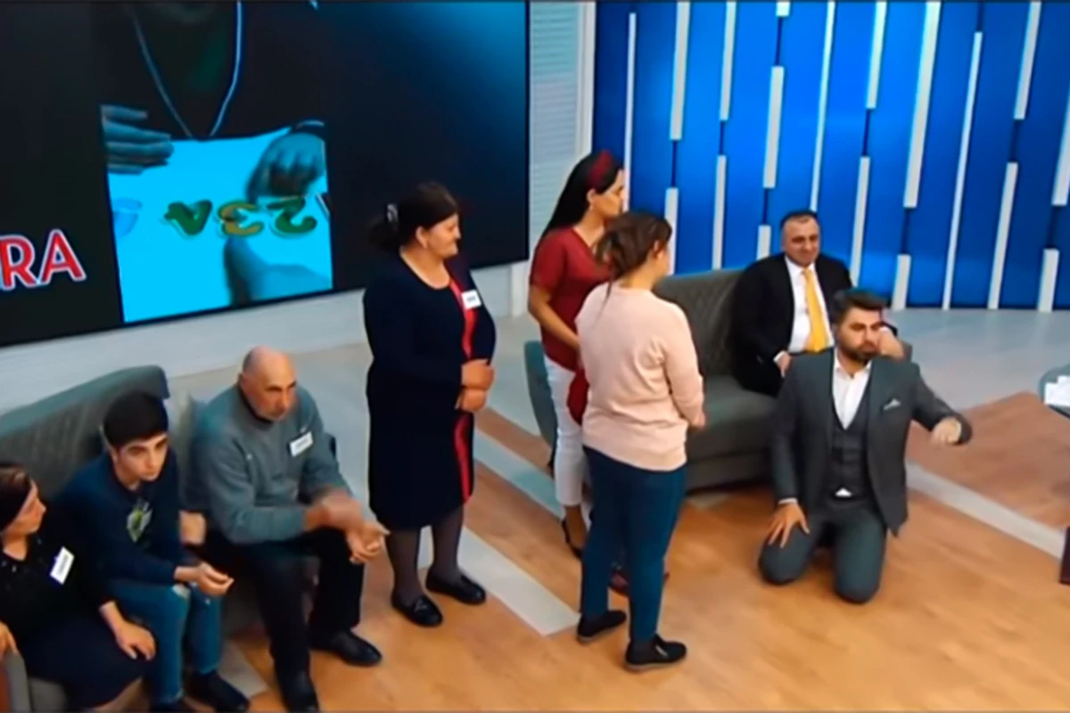 Zaur Baxşəliyev göz yaşları ilə diz çökdü - Efirdə həssas və həyəcanlı ANLAR - VİDEO