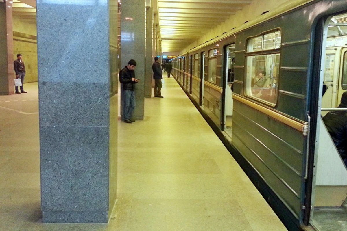 В бакинском метро женщина упала на рельсы