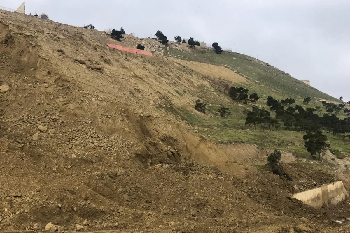 Badamdarda yenidən torpaq sürüşməsi olub Badamdarda yenidən torpaq sürüşməsi olub