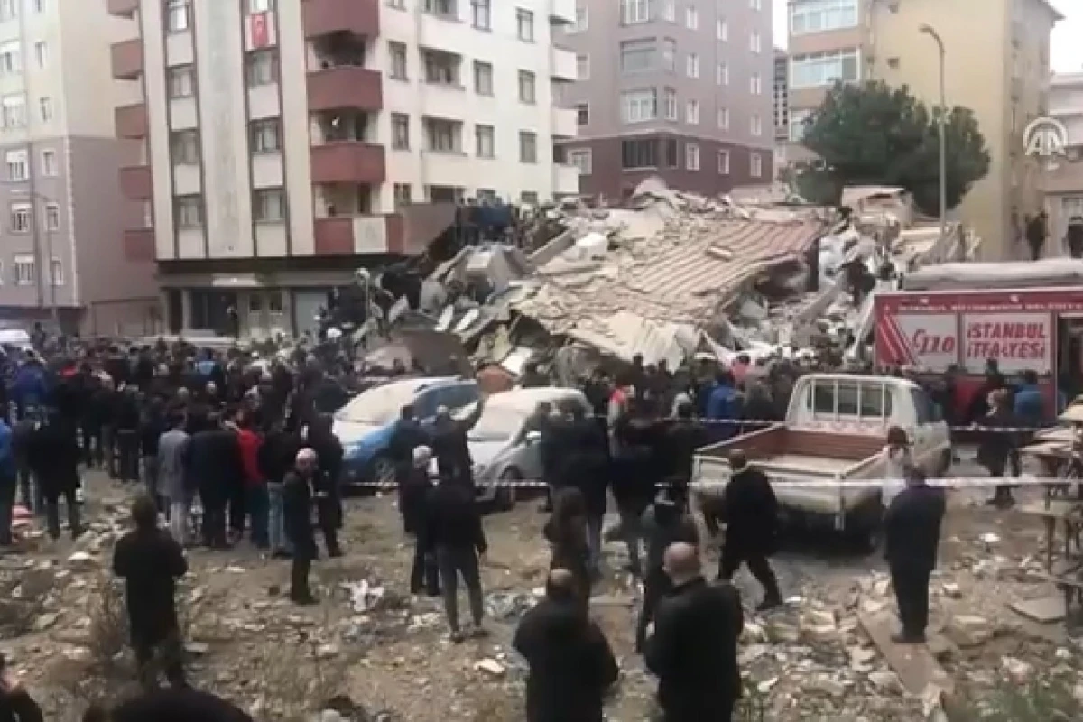 В Стамбуле рухнул семиэтажный дом - ВИДЕО