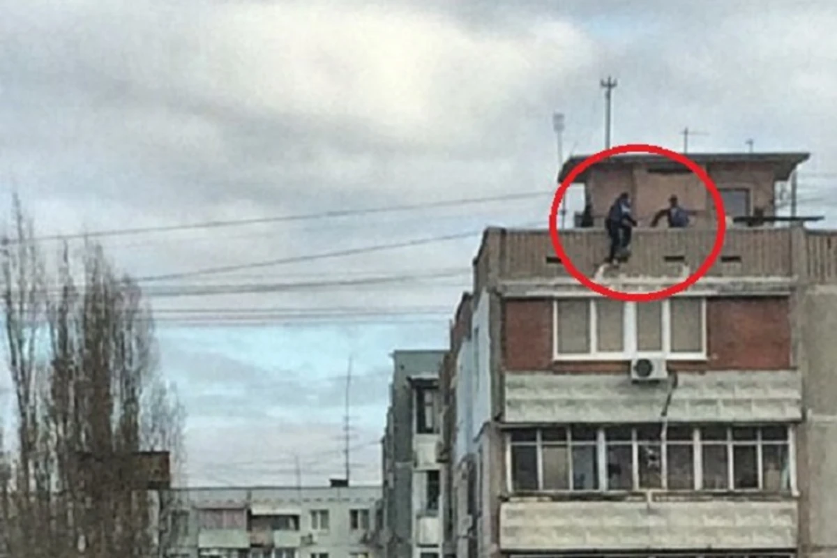 В Баку группа лиц пыталась совершить суицид