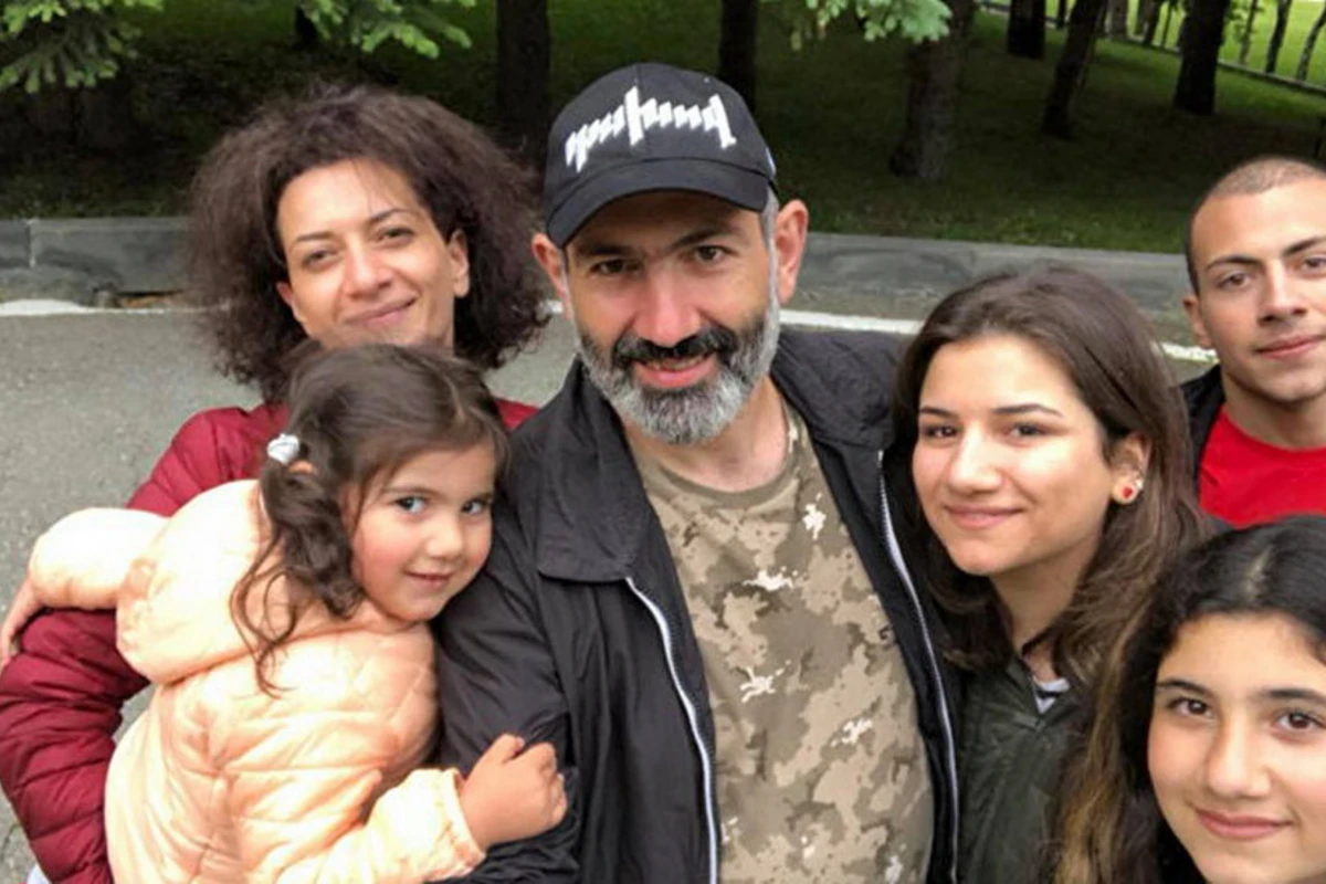 Семью Пашиняна уличили в массовых закупках черной икры Семью Пашиняна уличили в массовых закупках черной икры