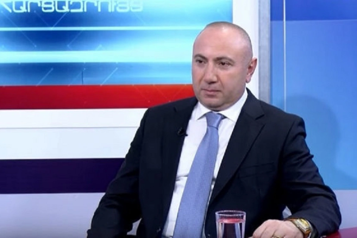 Erməni politoloq: “Əliyevin gülüşü müharibədə uduzan tərəfin biz olduğumuzu göstərdi” Erməni politoloq: “Əliyevin gülüşü müharibədə uduzan tərəfin biz olduğumuzu göstərdi”