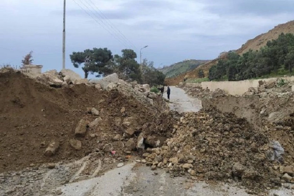 Badamdarda torpaq sürüşməsi oldu, bir ev zədələndi