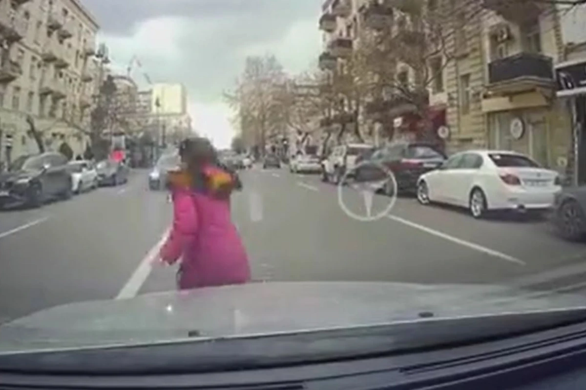 В Баку школьница в последний момент спаслась от смерти - ВИДЕО