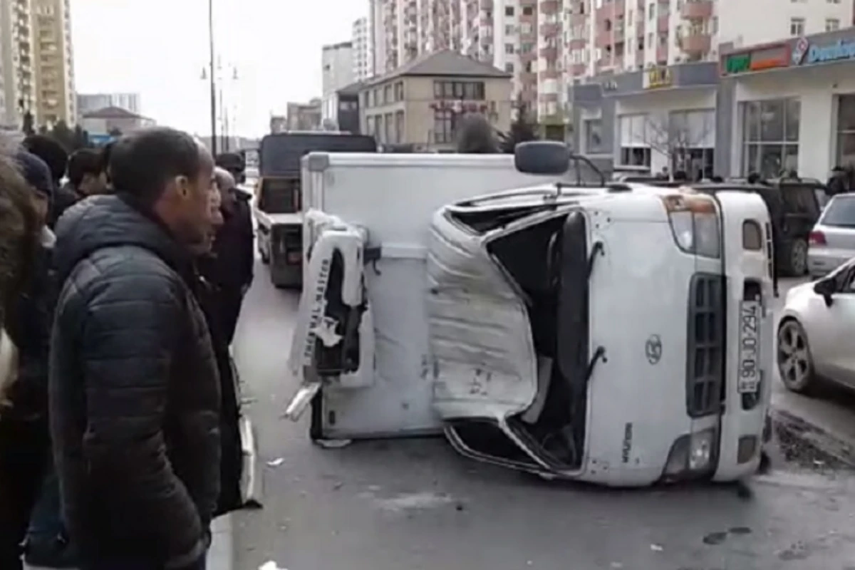 Bakıda 8 maşın bir-birinə çırpıldı - xəsarət alanlar var - VİDEO