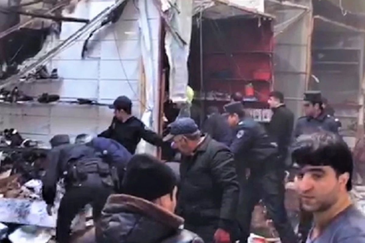 Sədərəkdə güclü yanğın zamanı polislər həyatlarını təhlükəyə atdılar - VİDEO Sədərəkdə güclü yanğın zamanı polislər həyatlarını təhlükəyə atdılar - VİDEO