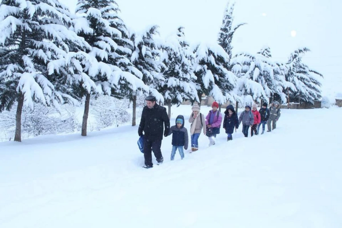Hərəkətilə bütün Azərbaycanı heyran qoyan müəllim Təhsil Nazirliyində - FOTO Hərəkətilə bütün Azərbaycanı heyran qoyan müəllim Təhsil Nazirliyində - FOTO
