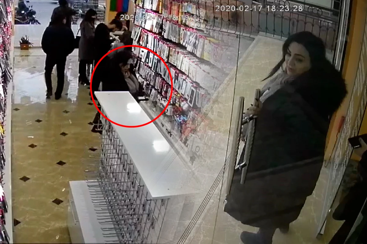 Qadınlar mobil telefon mağazasından oğurluq etdilər - VİDEO