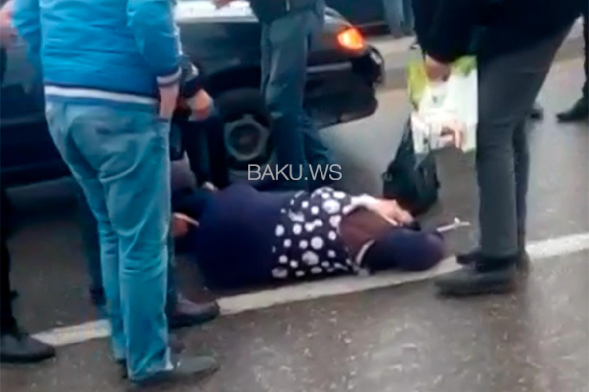 Bakıda dəhşətli anlar - Yolu keçən qadını maşın vurdu - VİDEO
