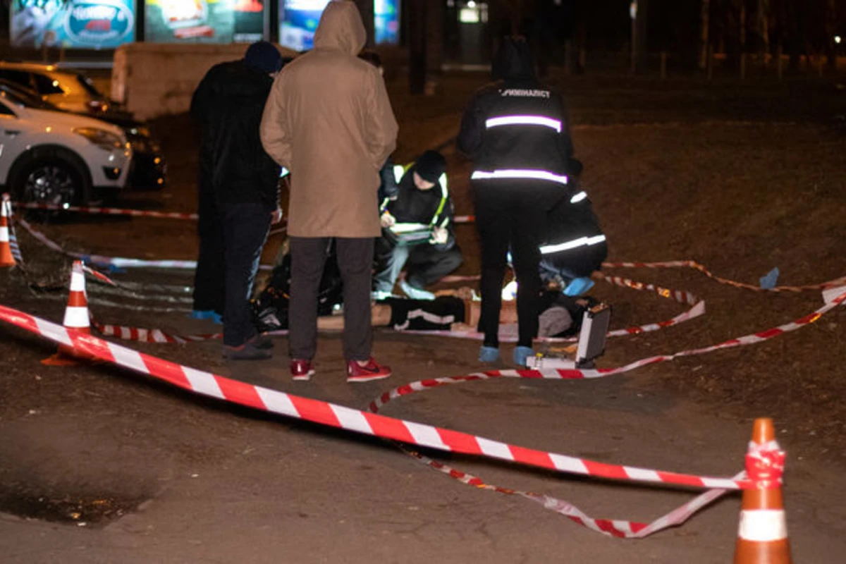В Баку перед домом торжеств зарезали трех братьев