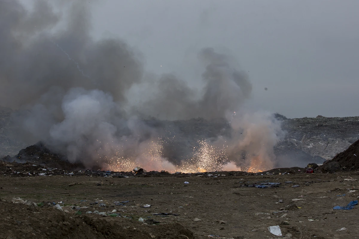 Bakıda Ermənistan məhsulları yandırıldı - FOTO