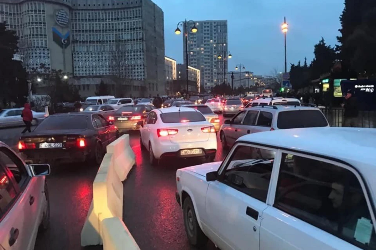 Перекрытая улица вызвала транспортный коллапс в Баку - ФОТО