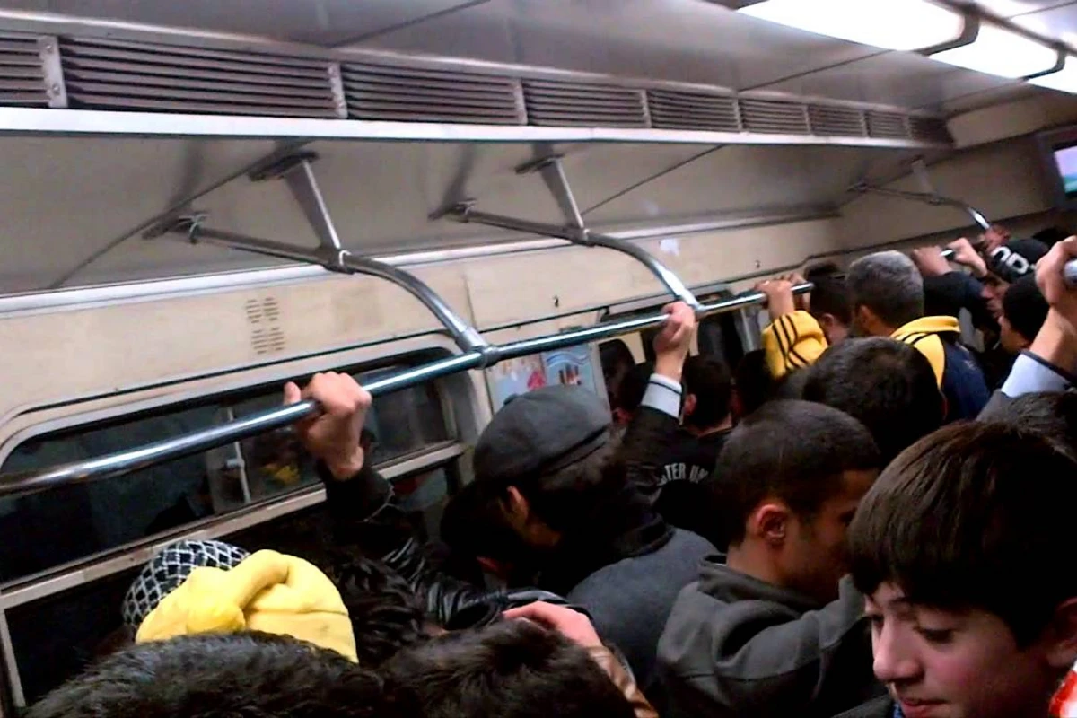 Bakı metrosunda biabırçılıq - yaşlı kişi qızlara... - VİDEO Bakı metrosunda biabırçılıq - yaşlı kişi qızlara... - VİDEO