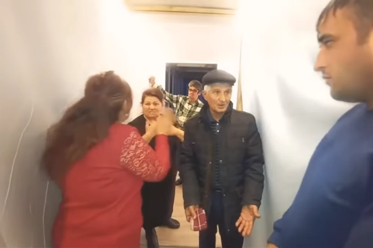 Efirdə QALMAQAL: Uşaq qardaşımdan deyil, gəlinimiz fermada başqasından hamilə qalıb - VİDEO Efirdə QALMAQAL: Uşaq qardaşımdan deyil, gəlinimiz fermada başqasından hamilə qalıb - VİDEO