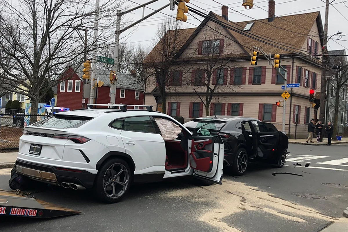 Подростки угнали два Lamborghini и столкнулись друг с другом - ФОТО