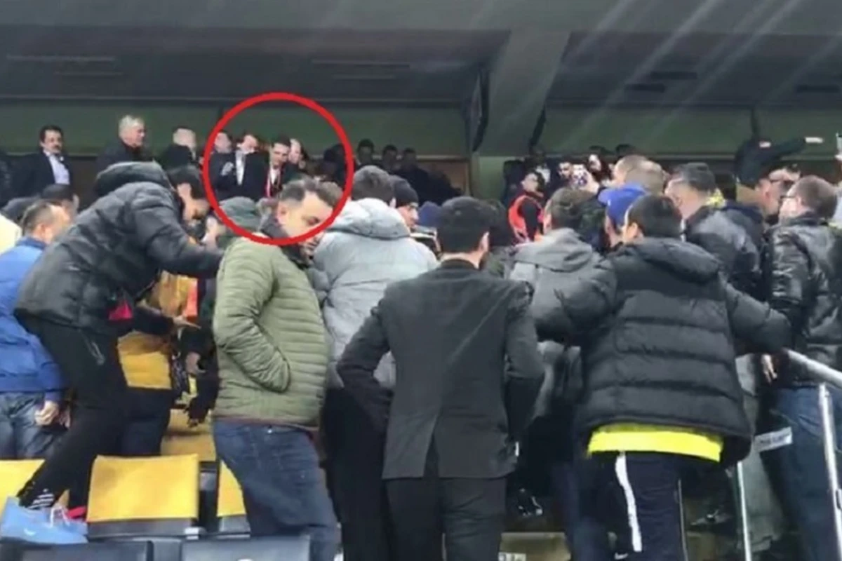 Derbidə olay görüntü - Fənərbağça prezidenti tribunadan aşağı tullandı - VİDEO