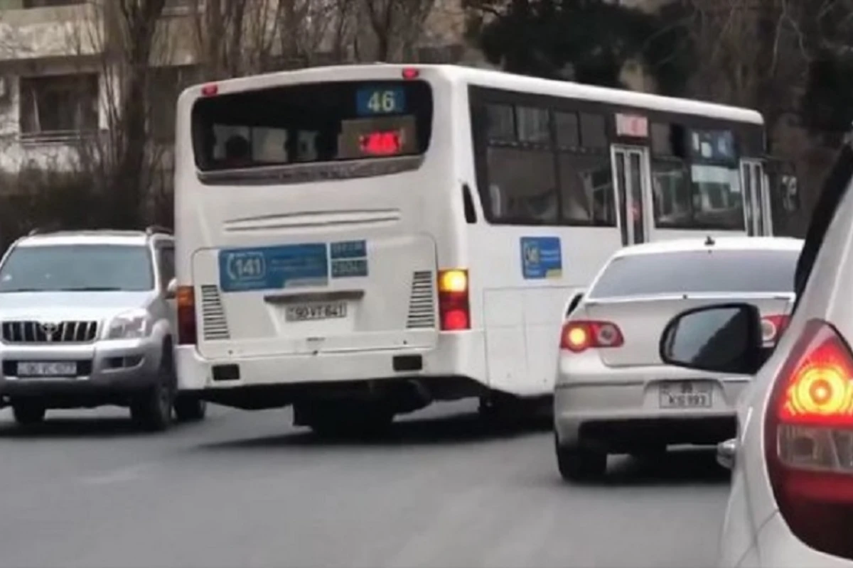 Bakıda avtobus sürücüsü sərnişinlərin həyatını təhlükəyə atdı - VİDEO Bakıda avtobus sürücüsü sərnişinlərin həyatını təhlükəyə atdı - VİDEO