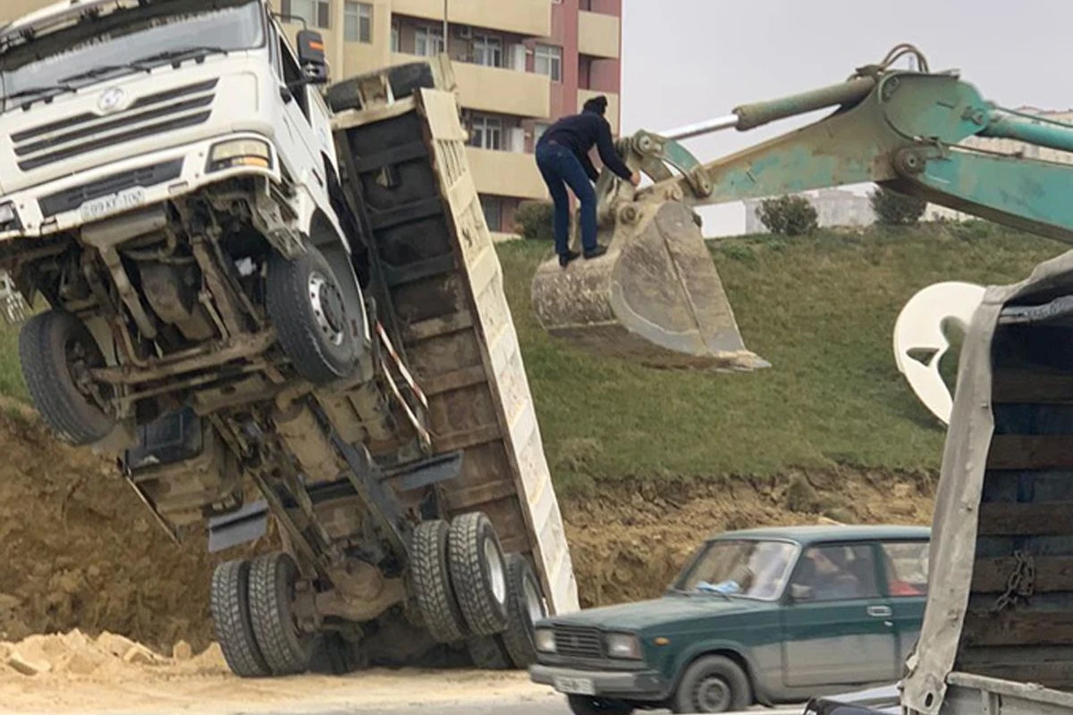 Bu kadrlar Bakı-Sumqayıt yolunda çəkilib - FOTO Bu kadrlar Bakı-Sumqayıt yolunda çəkilib - FOTO
