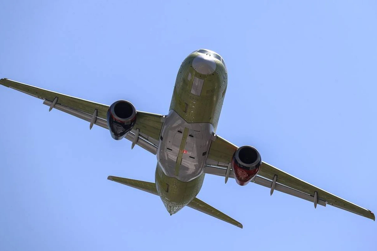 SSJ-100 экстренно сел в Шереметьево