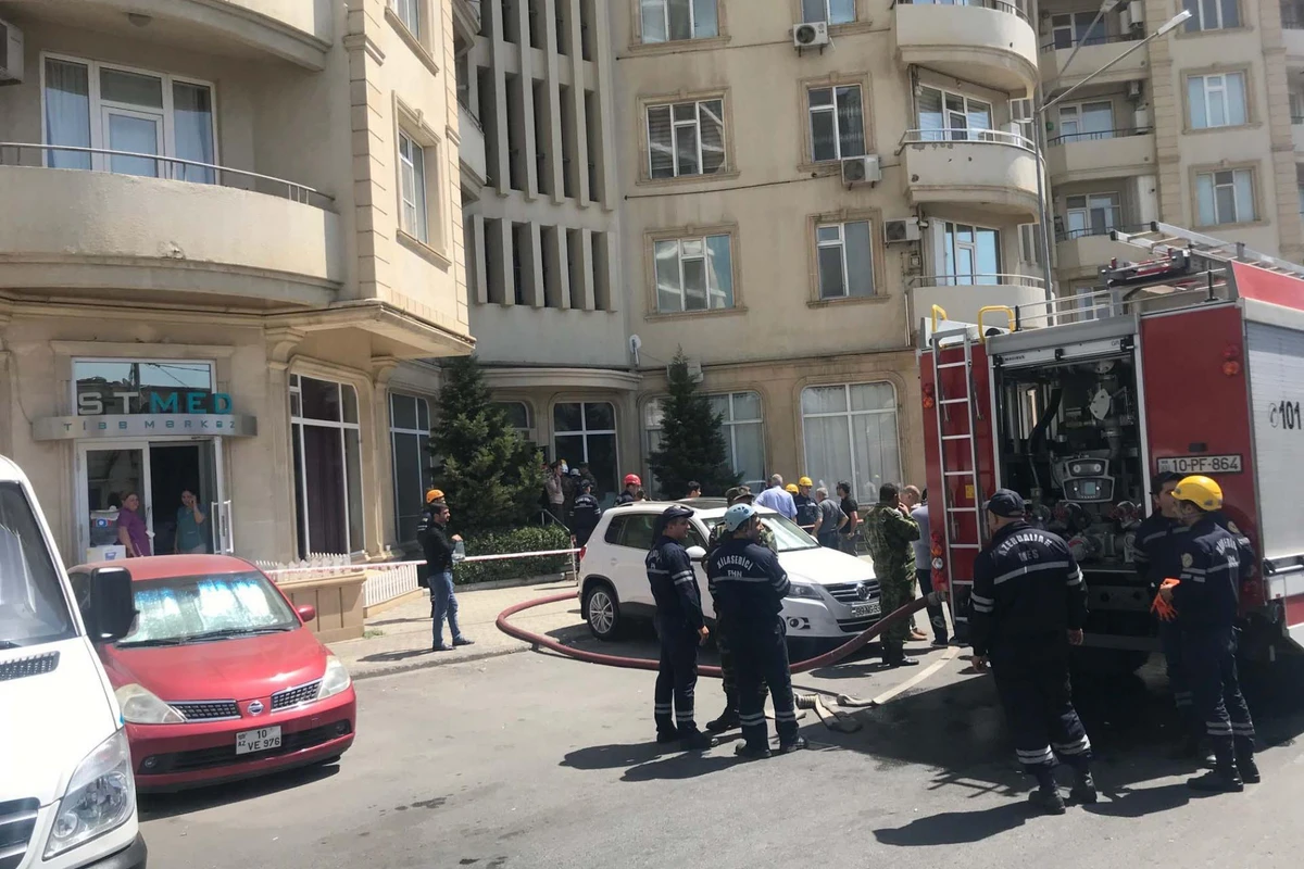 В многоэтажном жилом доме в Баку произошел пожар, эвакуированы 14 жильцов