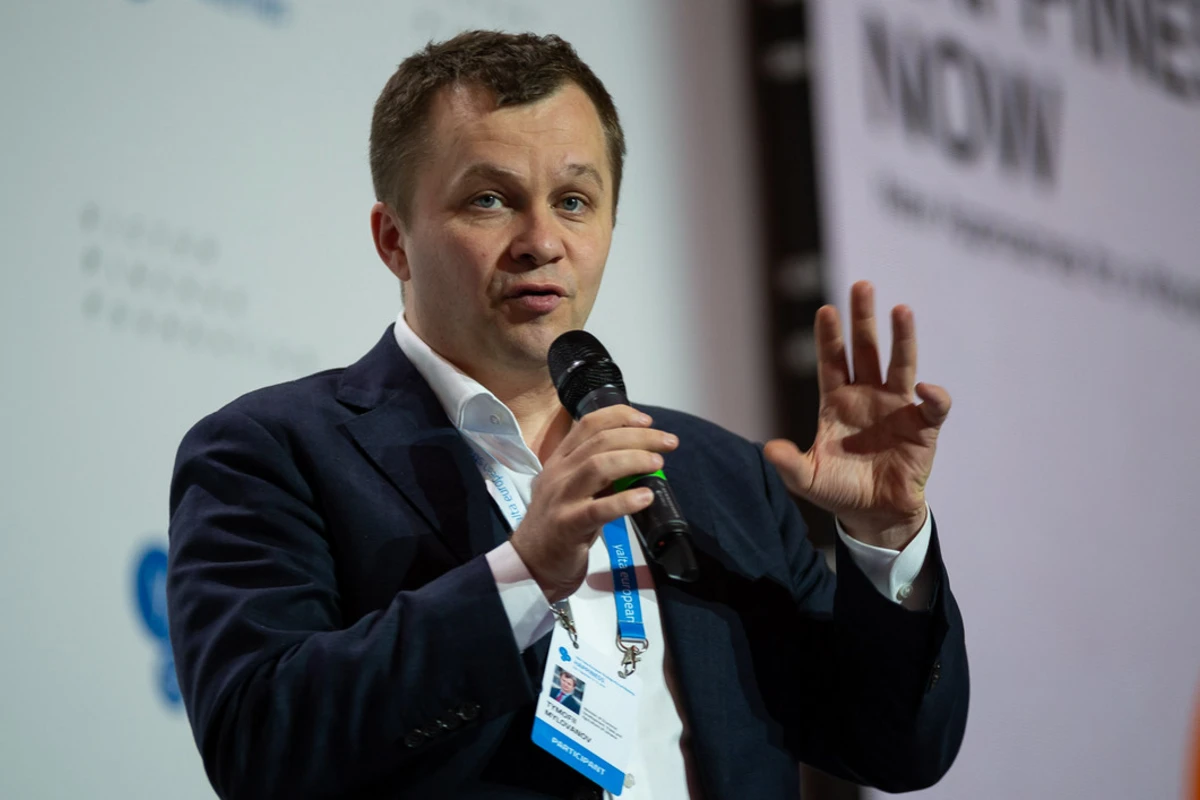 Украинский министр показал, как надо чихать, прикрываясь ногой