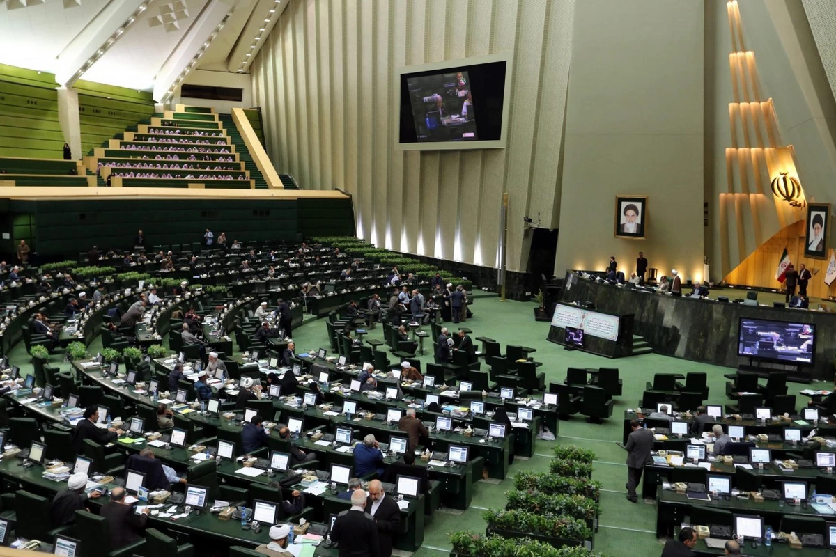 Парламент Ирана приостановил работу из-за коронавируса