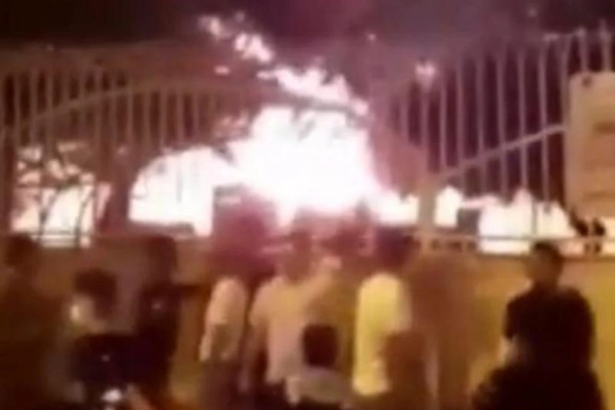 В Иране жители сожгли больницу, в которую доставили больных коронавирусом - ВИДЕО