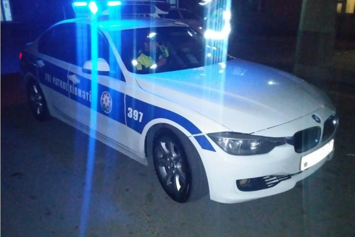 В Баку сотрудники ДПС доставили в больницу пострадавшего пешехода - ФОТО В Баку сотрудники ДПС доставили в больницу пострадавшего пешехода - ФОТО