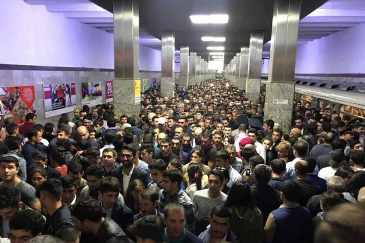 Bakı metrosunda problem - Sərnişinlər təxliyə edildi
