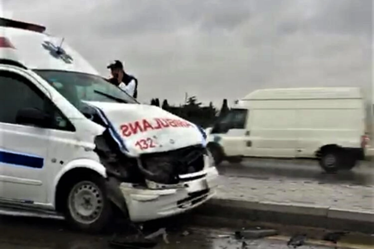 Bakıda təcili tibbi yardım maşını qəzaya düşdü - 3 avtomobil toqquşdu - VİDEO