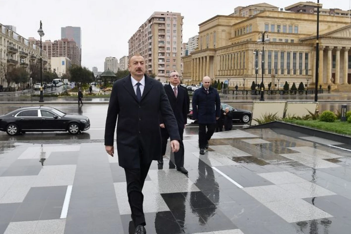 Президент Ильхам Алиев посетил новый парк, куда перенесли памятник Хатаи - ФОТО