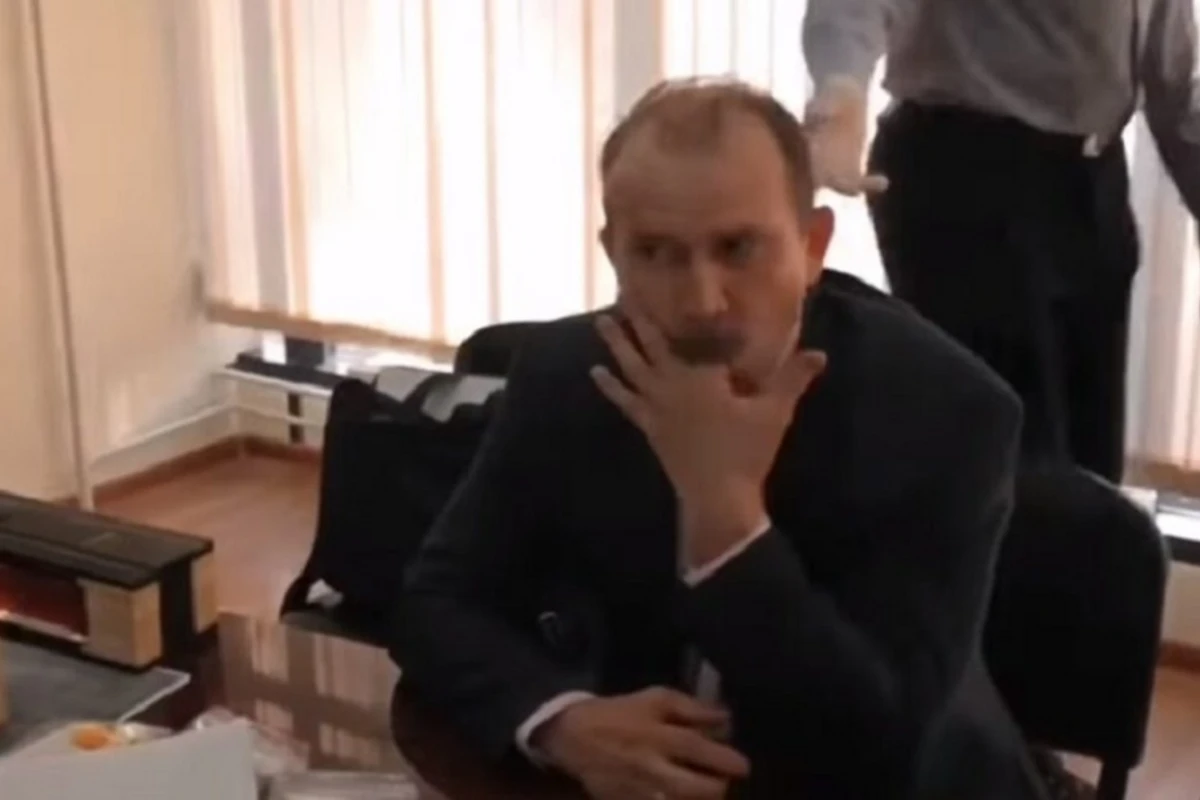Коррупционер в России пытался проглотить документ и подавился - ВИДЕО Коррупционер в России пытался проглотить документ и подавился - ВИДЕО