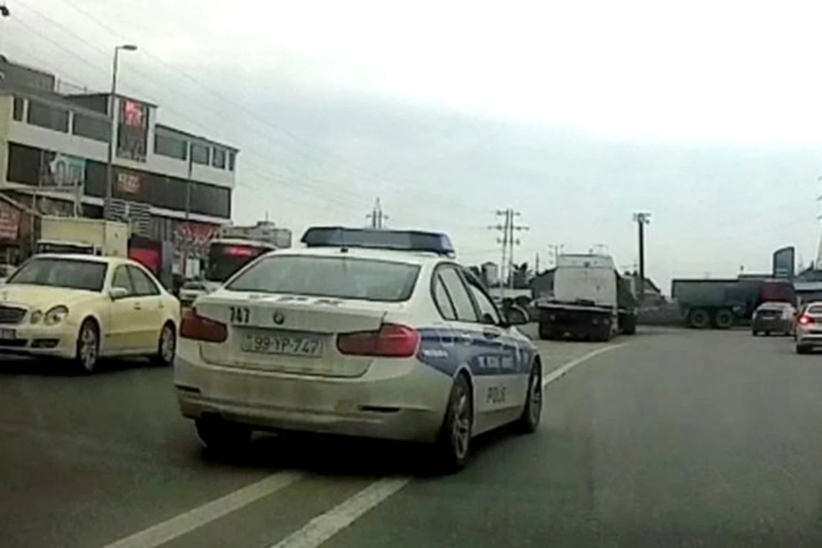 Bakıda yol polisi qaydaları belə pozdu - VİDEO