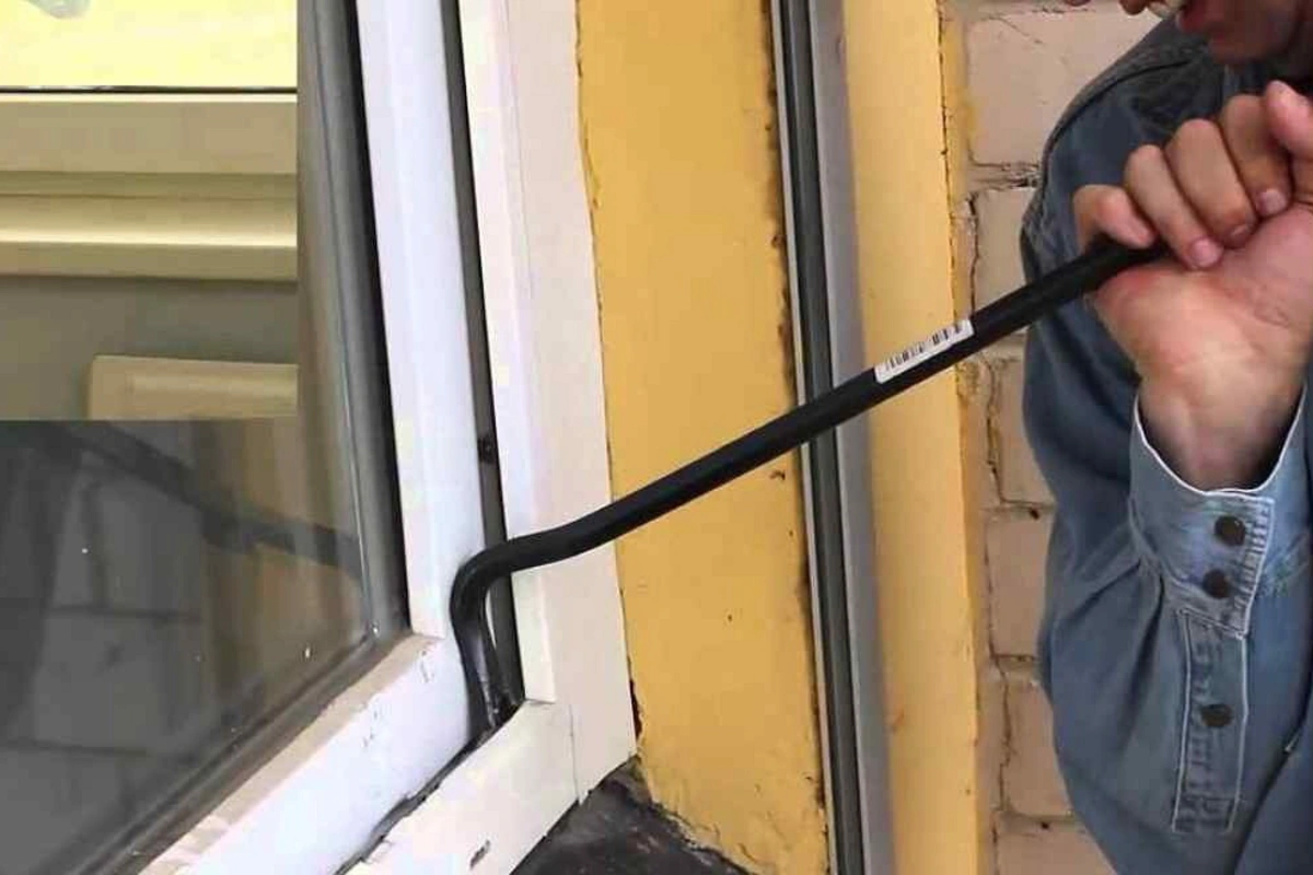 Bakıda səfirin iş otağından 35 min ABŞ dolları oğurlandı