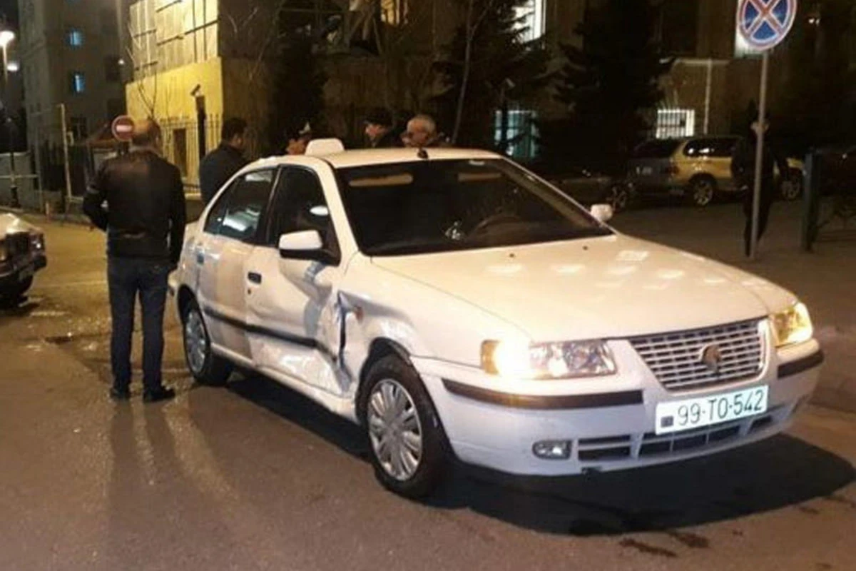 Bakıda iki avtomobil toqquşub, xəsarət alan var - FOTO