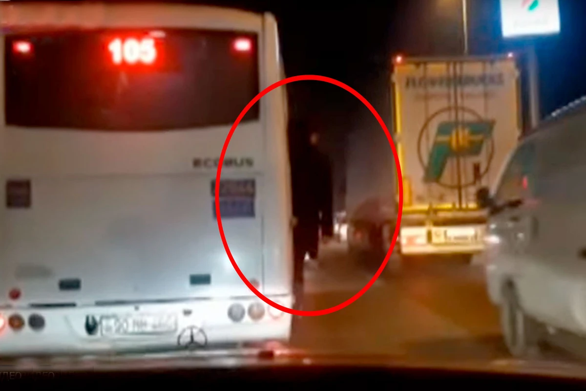 TƏHLÜKƏ: Bakıda avtobus qapısı açıq vəziyyətdə sərnişin daşıyır - VİDEO TƏHLÜKƏ: Bakıda avtobus qapısı açıq vəziyyətdə sərnişin daşıyır - VİDEO
