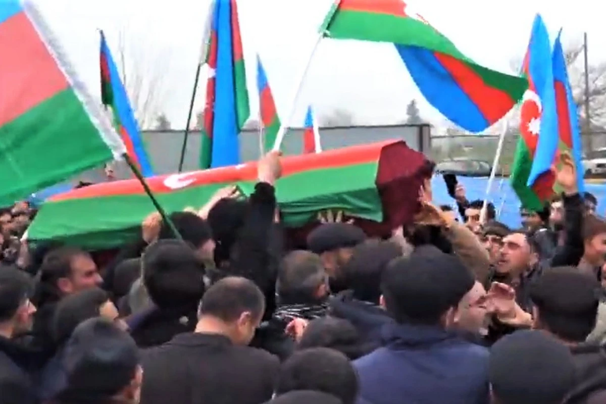 Şəhidimizin dəfnindən ürəkdağlayan görüntülər - VİDEO Şəhidimizin dəfnindən ürəkdağlayan görüntülər - VİDEO