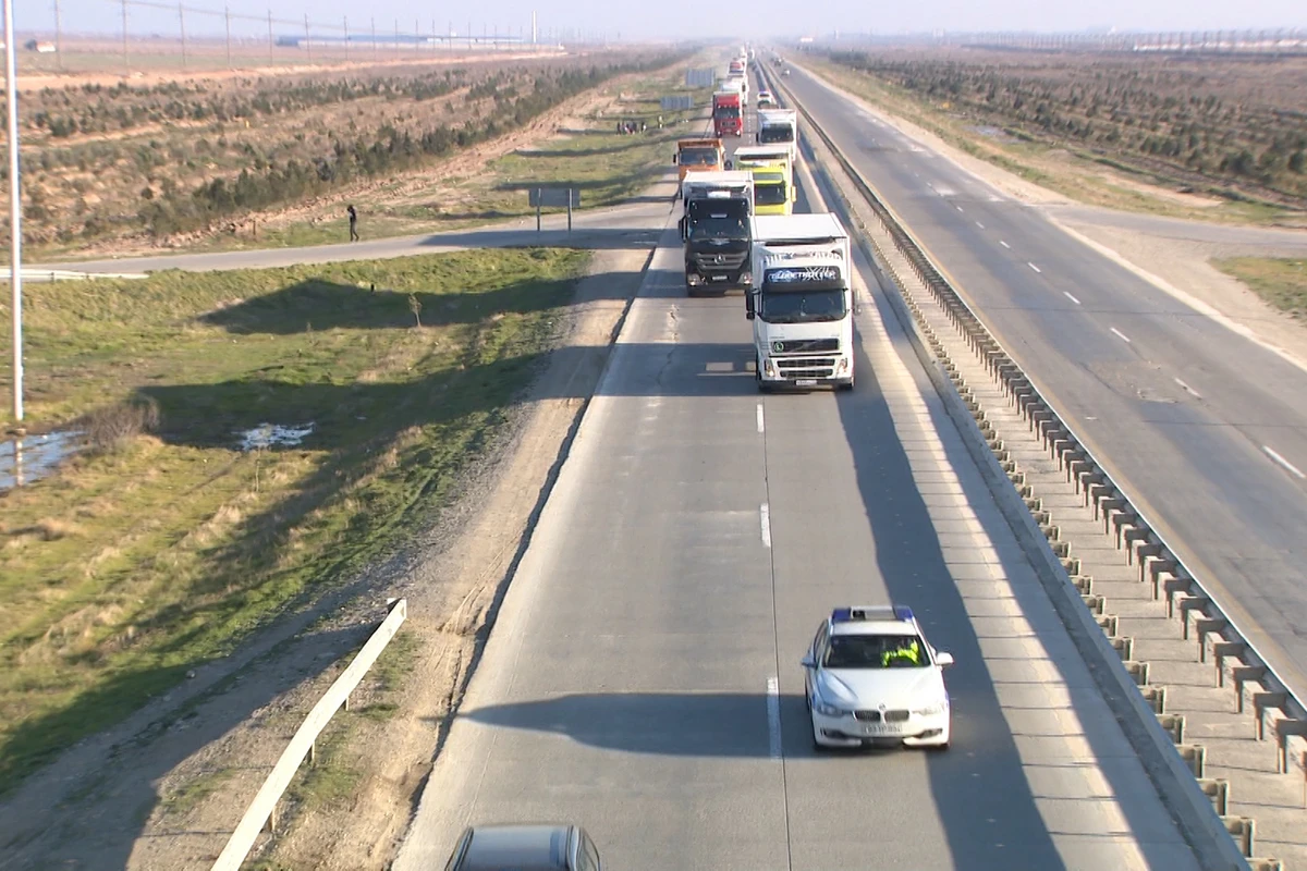 Azərbaycana gələn yük maşınlarını polis müşayiət edir - VİDEO