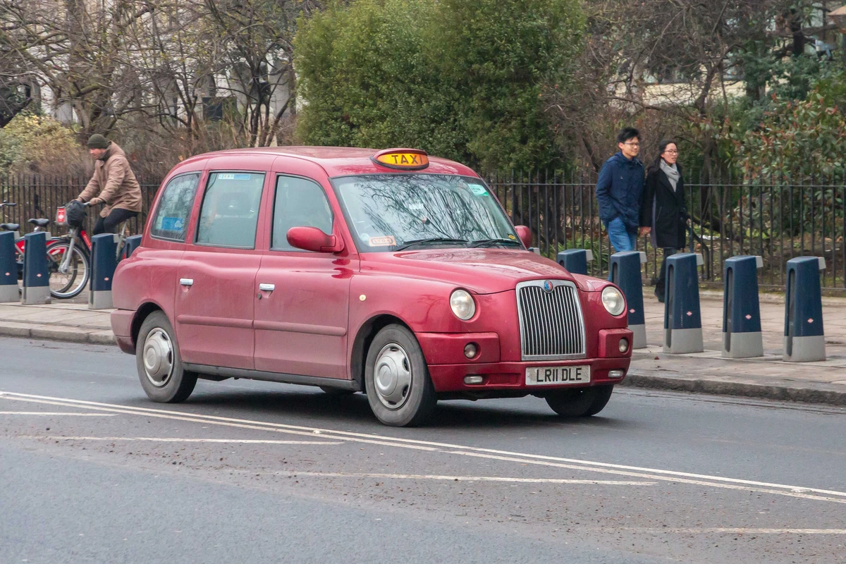Azərbaycan qırmızı London taksiləri alıb