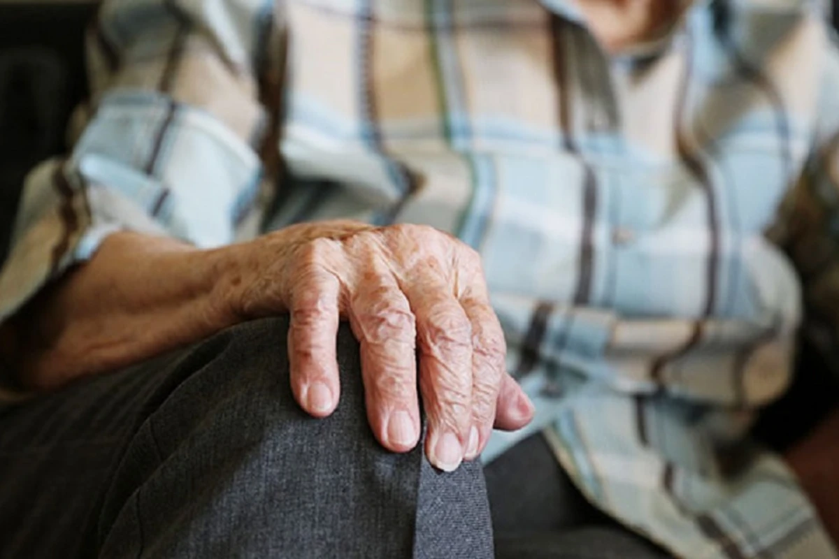 Qonşu qadın babanın evini adına keçirdi, nəvələri iddia qaldırdı