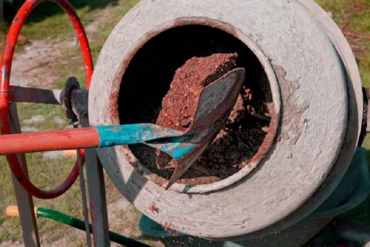 Fəhlə beton qarışdıran qurğunun içinə düşərək ölüb Fəhlə beton qarışdıran qurğunun içinə düşərək ölüb